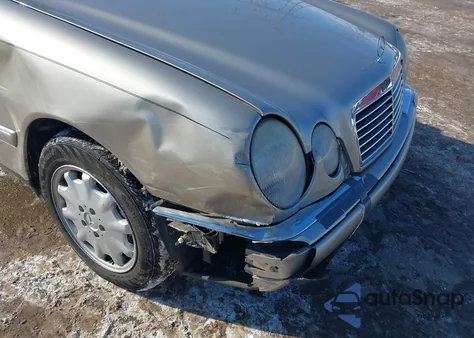 1998 Mercedes-Benz E 320 z USA, uszkodzony, nr VIN WDBJF65FXWA584430